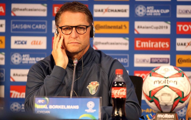 HLV Vital Borkelmans tại buổi họp báo - Ảnh: N.K (Tuổi trẻ)