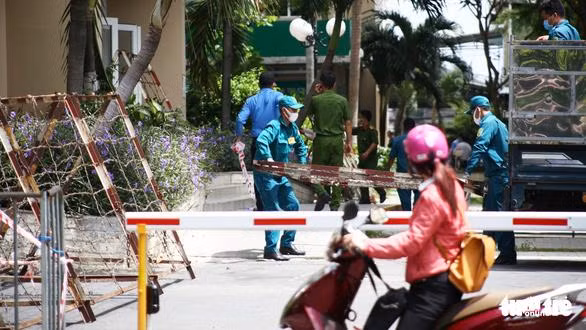  Lực lượng chức năng khoanh vùng block A1, chung cư Sunview Town (phường Hiệp Bình Phước, TP Thủ Đức) - Ảnh Nhật Thịnh