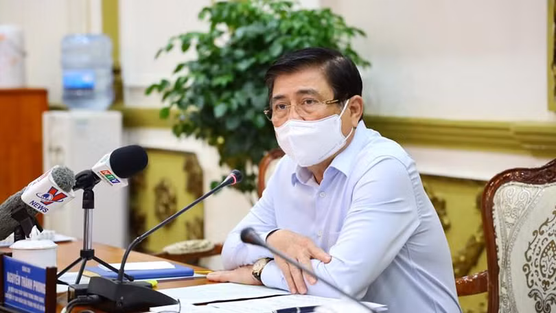 Chủ tịch UBND TP.HCM Nguyễn Thành Phong báo cáo Thủ tướng Chính phủ về những nhiệm vụ trọng tâm thời gian tới và khó khăn vướng mắc phải đối mặt - Ảnh: Huyền Mai