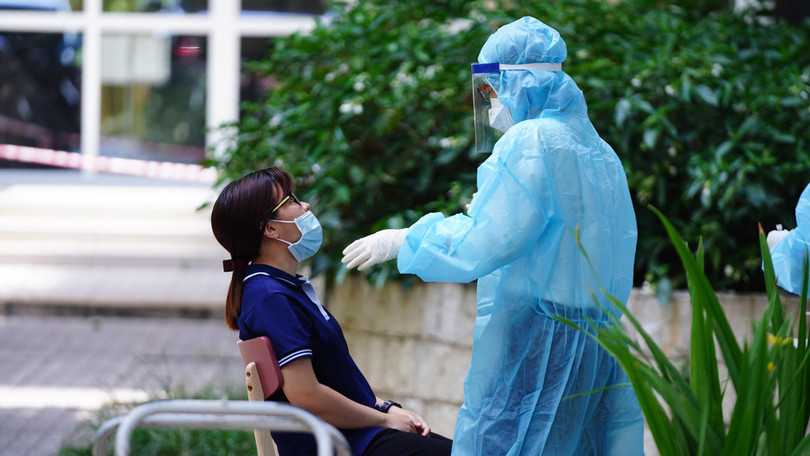 Lực lượng chức năng lập tức có mặt trên địa bàn, lấy mẫu xét nghiệm cư dân chung cư Sunview Town ngay khi phát hiện ca dương tính mới chưa rõ nguồn lây (Ảnh: Phạm Nguyễn) 