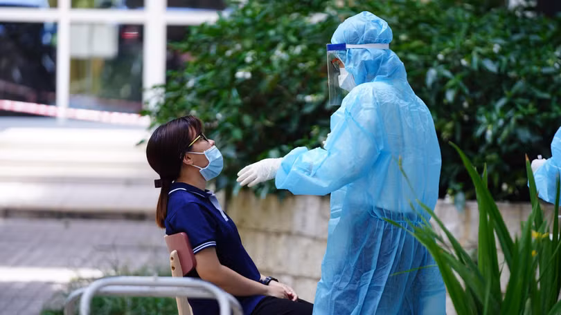 Lực lượng chức năng lập tức có mặt trên địa bàn, lấy mẫu xét nghiệm cư dân chung cư Sunview Town ngay khi phát hiện ca dương tính mới chưa rõ nguồn lây (Ảnh: Phạm Nguyễn) 