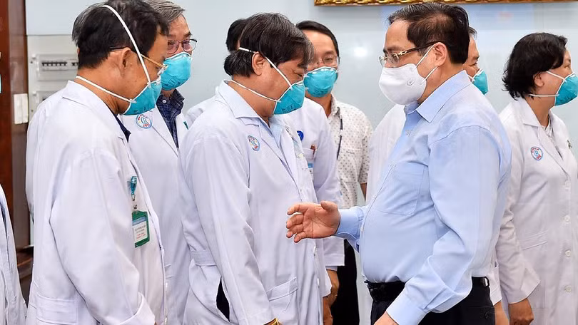 Thủ tướng đến thăm, động viên đội ngũ thầy thuốc của BV Chợ Rẫy - Ảnh: BVCR 
