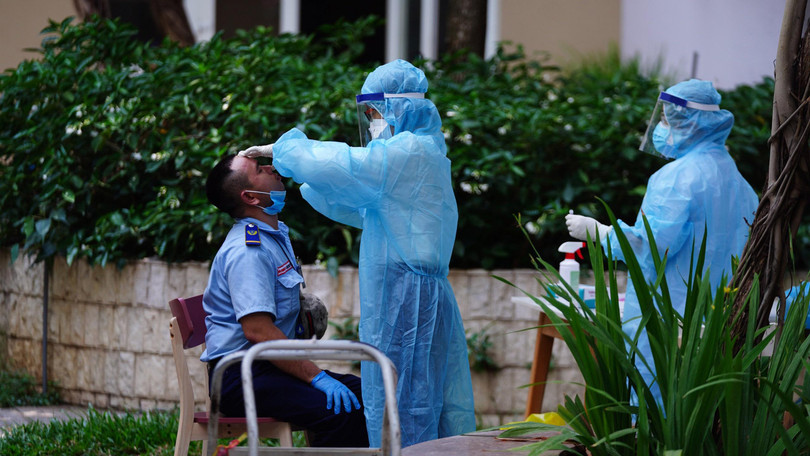 Lấy mẫu xét nghiệm toàn bộ cư dân block A1 chung cư Sunview Town - Ảnh: Phạm Nguyễn