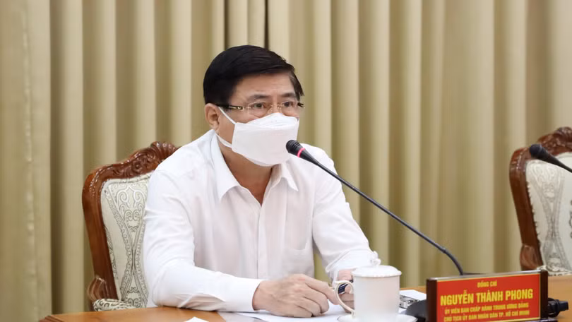 Chủ tịch UBND TP.HCM Nguyễn Thành Phong chỉ đạo kích hoạt hệ thống phòng dịch COVID-19 cao nhất - Ảnh: TTBC 