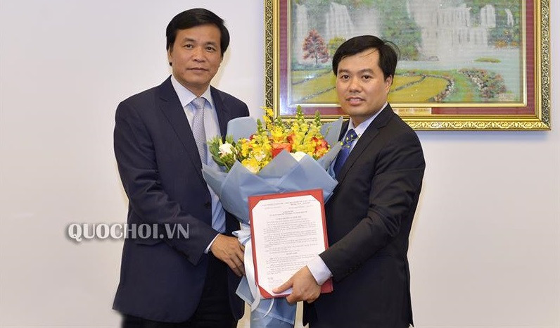 Tổng Thư ký, Chủ nhiệm Văn phòng Quốc hội Nguyễn Hạnh Phúc trao Quyết định bổ nhiệm chức Phó Chủ nhiệm Văn phòng Quốc hội cho ông Nguyễn Mạnh Hùng. (Ảnh: Quochoi.vn)