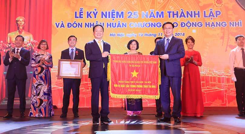  Ủy viên BCT, Phó Thủ tướng Chính phủ Vương Đình Huệ thay mặt Đảng và Nhà nước trao Huân chương Lao động Hạng Nhì và Cơ Thi đua của Chính phủ cho Ngân hàng SHB vì đã hoàn thành xuất sắc, toàn diện nhiệm vụ công tác, dẫn đầu phong trào thi đua năm 2017.