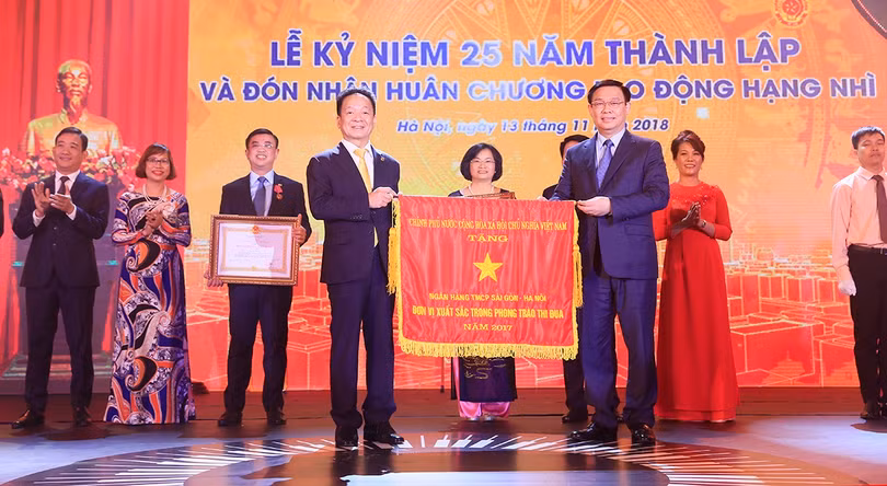  Ủy viên BCT, Phó Thủ tướng Chính phủ Vương Đình Huệ thay mặt Đảng và Nhà nước trao Huân chương Lao động Hạng Nhì và Cơ Thi đua của Chính phủ cho Ngân hàng SHB vì đã hoàn thành xuất sắc, toàn diện nhiệm vụ công tác, dẫn đầu phong trào thi đua năm 2017.