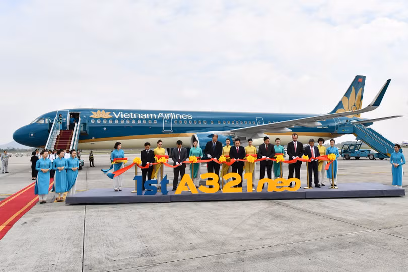 Các đại biểu thực hiện nghi lễ cắt băng chào mừng tàu bay A321neo.