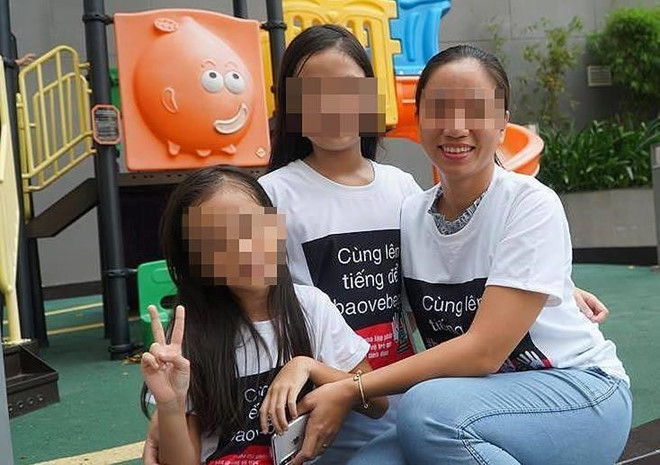 Cư dân Galaxy 9 mặc đồng phục chống xâm hại tình dục và ký đơn đề nghị khởi tố ông Linh - Ảnh: Lê Nam 