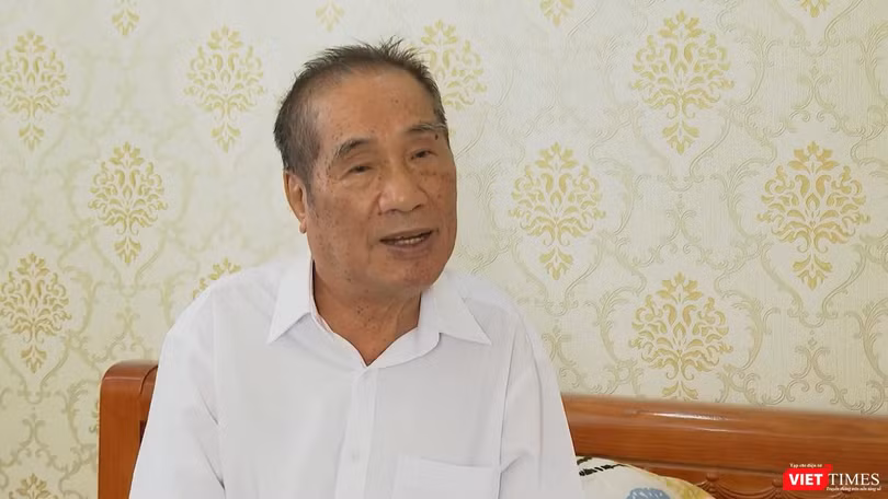 Nhà giáo ưu tú Nguyễn Ngọc Ký ở tuổi trên bẩy mươi vẫn miệt mài viết văn hàng ngày (Ảnh: MCV) 