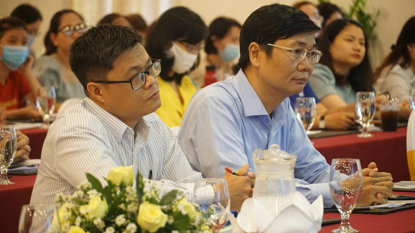 Ông Trần Ngọc Thương - Phó phòng Quản lý thu và ông Nguyễn Quốc Thanh – Phó Giám đốc BHXH TP.HCM tại buổi đối thoại (Ảnh: Phi Phi) 