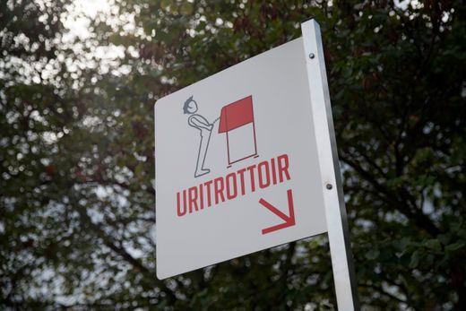 Biển hiệu Uritrottoir ngay bên bờ sông Seine