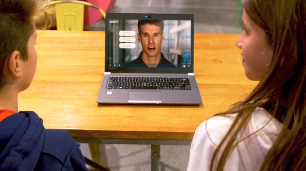 "Thầy giáo Will" đang tương tác và dạy các em học sinh