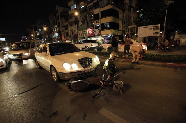 Lực lượng chức năng đang đo đạc hiện trường (hình ảnh trước đó một chuyên viên thuộc Bộ Nội Vụ gây tai nạn và cãi CSGT)