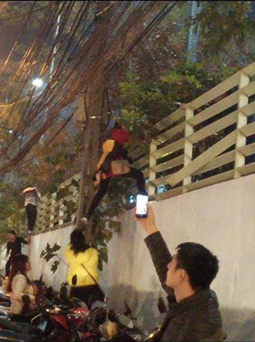 Những hình ảnh nguy hiểm khi người dân cố vượt rào thoát khỏi đám đông trong khu thương mại