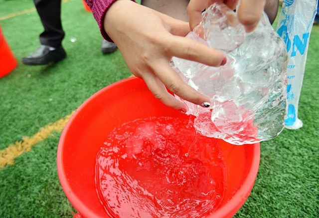 Dội nước đá lên người trong giá rét 16 độ C ở Hà Nội