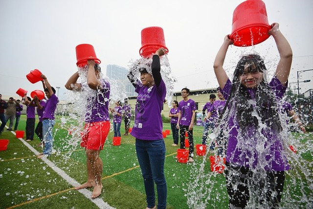 Dội nước đá lên người trong giá rét 16 độ C ở Hà Nội