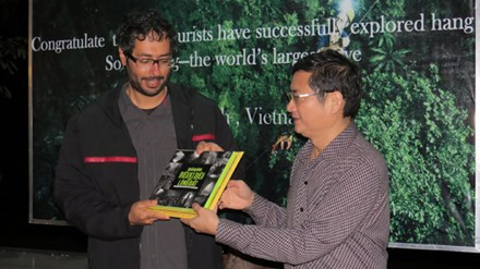 Ông Trần Tiến Dũng, Phó Chủ tịch tỉnh Quảng Bình trao chứng nhận chinh phục Sơn Đoòng cho thái tử Các Tiểu vương quốc Ả Rập thống nhất tại buổi tiệc chiêu đãi