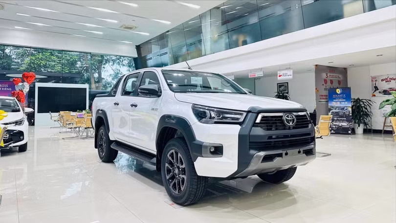 hilux trắng 2024.jpeg