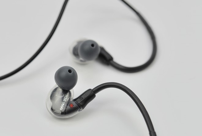 Phần gọng của tai nghe có thể uốn cong để phù hợp với kích thước tai của người sử dụng. Tai nghe này có khả năng chống ồn, ngăn được tạp âm tối đa 37 dB. Phần gọng của tai nghe có thể uốn cong để phù hợp với kích thước tai của người sử dụng. Tai nghe này có khả năng chống ồn, ngăn được tạp âm tối đa 37 dB.