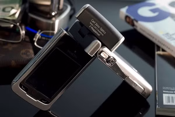 Nokia N90:Máy được đánh giá là thiết bị đi trước thời đại khi trang bị camera tiên tiến thời điểm 2005. Model này có màn hình xoay linh hoạt cho phép biến điện thoại thành máy quay phim cầm tay. Camera ống kính Carl Zeiss độ phân giải 2 MP đi kèm đèn flash LED.
