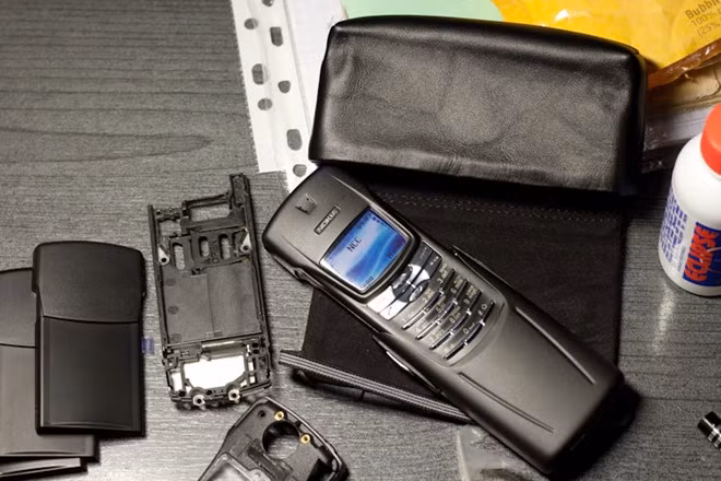 Nokia 8910i:Lần đầu tiên, Nokia tung ra một mẫu điện thoại cho giới doanh nhân năm 2003. Nokia 8910i sở hữu lớp vỏ Titanium cùng thiết kế tinh tế, sang trọng với giá 400 Euro.