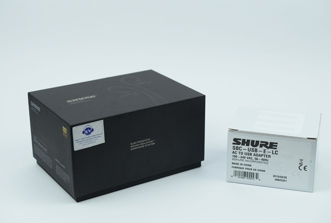 Cuối 2015, Shure gây chấn động làng âm thanh thế giới khi trình làng mẫu tai nghe in-ear tĩnh điện đầu tiên mang tên KSE1500. Tai nghe cao cấp này vừa về Việt Nam với giá bán 85,55 triệu đồng (tham khảo tại hệ thống Xuân Vũ Audio). Hộp đựng tai nghe có kích thước lớn, có thêm hộp nhỏ màu trắng đựng cục sạc cho amp đi kèm. Cuối 2015, Shure gây chấn động làng âm thanh thế giới khi trình làng mẫu tai nghe in-ear tĩnh điện đầu tiên mang tên KSE1500. Tai nghe cao cấp này vừa về Việt Nam với giá bán 85,55 triệu đồng (tham khảo tại hệ thống Xuân Vũ Audio). Hộp đựng tai nghe có kích thước lớn, có thêm hộp nhỏ màu trắng đựng cục sạc cho amp đi kèm.