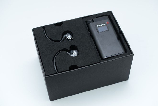 Điểm làm nên nét độc đáo cho Shure KSE 1500 chính là công nghệ tĩnh điện, vốn sử dụng trên các mẫu tai nghe chụp đầu cao cấp của Stax. Nó có một driver âm thanh siêu nhỏ. Điểm làm nên nét độc đáo cho Shure KSE 1500 chính là công nghệ tĩnh điện, vốn sử dụng trên các mẫu tai nghe chụp đầu cao cấp của Stax. Nó có một driver âm thanh siêu nhỏ.