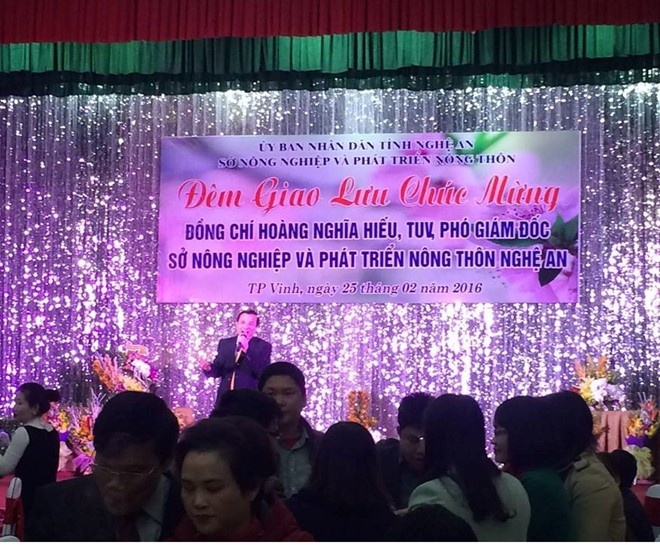 Hình ảnh về buổi tiệc mừng ông Hoàng Nghĩa Hiếu nhậm chức PGĐ Sở NN&PTNT Nghệ An. Ảnh Facebook P.Tr 'Không ai dám tự ý in phông nền mừng Phó giám đốc Sở'