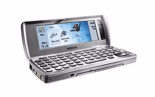 Nokia g201I Communicator:Máy ra mắt năm 2002 sở hữu bàn phím QWERTY có khả năng lật mở. Trông điện thoại như một chiếc máy tính xách tay mini, nhưng được trang bị thêm màn hình phụ và bàn phím ở mặt trước. Nhờ thế, người dùng dễ dàng gửi tin nhắn SMS, MMS, email, fax cũng như đính kèm tập tin và phát nhạc.