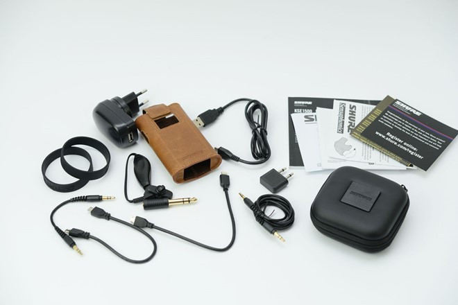 Ngoài amp chuyên dụng đi kèm, Shure KSE 1500 còn sở hữu rất nhiều món đồ phụ trợ bao gồm các bộ tip, cục sạc USB, cáp mircroUSB, cáp Lighning, cáp OTG, 2 sợi cáp đầu 3,5 dài 15,2 và 92 cm, giắc chuyển 6.3, bao da bọc amp đi kèm, giắc chuyển chống ồn dùng trên máy bay, kẹp tai nghe, vòng buộc amp và khăn lau. Ngoài amp chuyên dụng đi kèm, Shure KSE 1500 còn sở hữu rất nhiều món đồ phụ trợ bao gồm các bộ tip, cục sạc USB, cáp mircroUSB, cáp Lighning, cáp OTG, 2 sợi cáp đầu 3,5 dài 15,2 và 92 cm, giắc chuyển 6.3, bao da bọc amp đi kèm, giắc chuyển chống ồn dùng trên máy bay, kẹp tai nghe, vòng buộc amp và khăn lau.