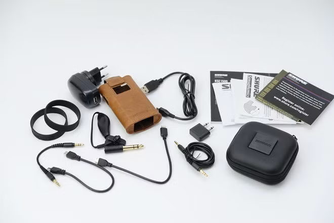 Ngoài amp chuyên dụng đi kèm, Shure KSE 1500 còn sở hữu rất nhiều món đồ phụ trợ bao gồm các bộ tip, cục sạc USB, cáp mircroUSB, cáp Lighning, cáp OTG, 2 sợi cáp đầu 3,5 dài 15,2 và 92 cm, giắc chuyển 6.3, bao da bọc amp đi kèm, giắc chuyển chống ồn dùng trên máy bay, kẹp tai nghe, vòng buộc amp và khăn lau.