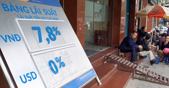 Treo bảng lãi suất 7,8%/năm nhưng với khoản tiền lớn ngân hàng vẫn chào lãi suất lên tới hơn 8%/năm. Ảnh: Ngọc Thắng.