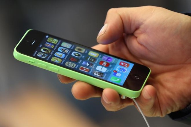 Apple được yêu cầu mở cửa hậu trên iPhone 5C.