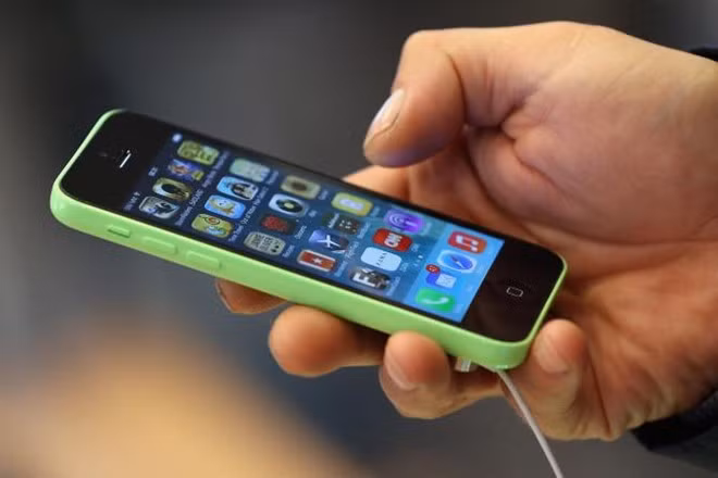 Apple được yêu cầu mở cửa hậu trên iPhone 5C.