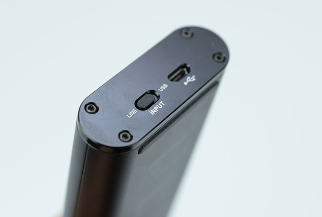 Nút gạt để tinh chỉnh giữa ngõ vào USB và Line In trên amp của Shure KSE1500. Nút gạt để tinh chỉnh giữa ngõ vào USB và Line In trên amp của Shure KSE1500.