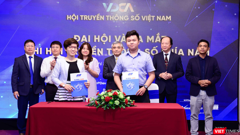 Trước sự chứng kiến của lãnh đạo Hội Truyền thông số, các doanh nghiệp ký kết hợp tác phát triển kinh tế số tại Lễ ra mắt Chi hội miền Nam. Ảnh: Hòa Bình