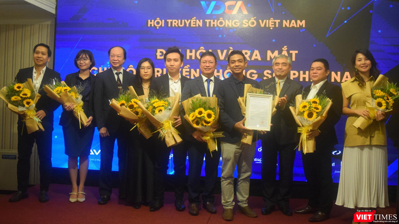 Ông Nguyễn Minh Hồng – Chủ tịch Hội Truyền thông số Việt Nam trao Quyết định thành lập và công nhận Ban chấp hành Chi hội miền Nam. Ảnh: Hòa Bình 