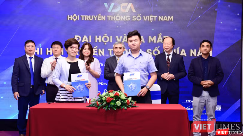 Bà Đinh Ngọc Niềm và ông Lê Bảo Cảng tại lễ ký kết. Ảnh: Hòa Bình