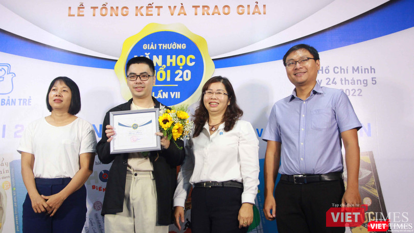 Nhà văn Nguyễn Ngọc Tư và bà Phan Thị Thu Hà - Chủ tịch Hội đồng thành viên, Giám đốc NXB Trẻ trao giải cho tác giả đoạt giải Văn học tuổi 20 lần 7