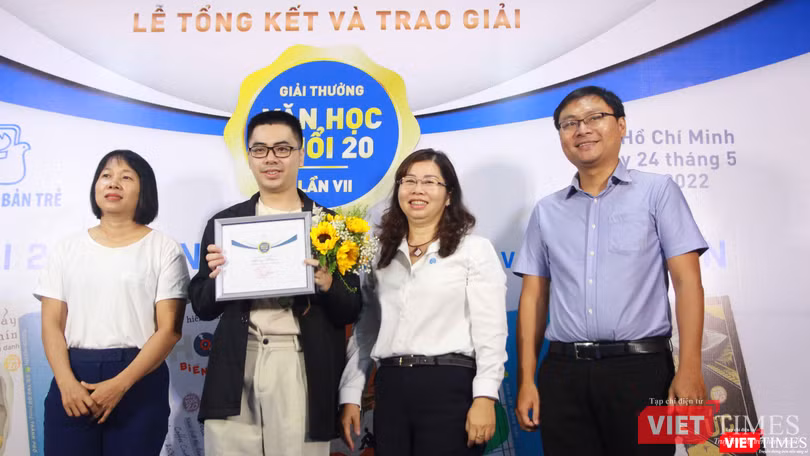 Nhà văn Nguyễn Ngọc Tư và bà Phan Thị Thu Hà - Chủ tịch Hội đồng thành viên, Giám đốc NXB Trẻ trao giải cho tác giả đoạt giải Văn học tuổi 20 lần 7