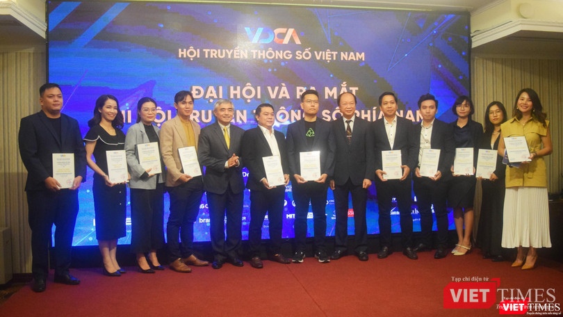 Lãnh đạo Hội Truyền thông số trao chứng nhận cho các hội viên mới