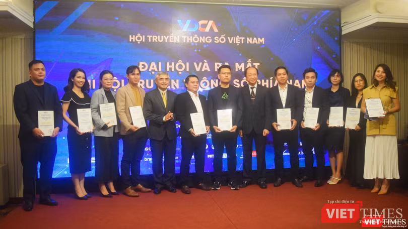 Lãnh đạo Hội Truyền thông số trao chứng nhận cho các hội viên mới