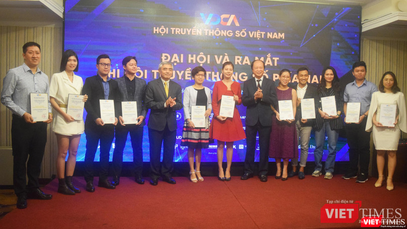 Hội viên mới vui mừng tham dự Đại hội Chi hội miền Nam. Ảnh: Hòa Bình