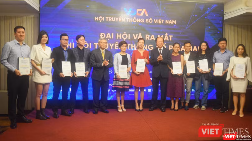 Hội viên mới vui mừng tham dự Đại hội Chi hội miền Nam. Ảnh: Hòa Bình