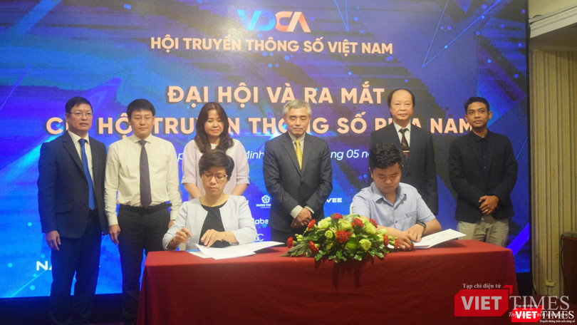 Ký kết hợp tác chiến lược hỗ trợ thúc đẩy phát triển kinh doanh giữa các hội viên Chi hội miền Nam. Ảnh: Hòa Bình