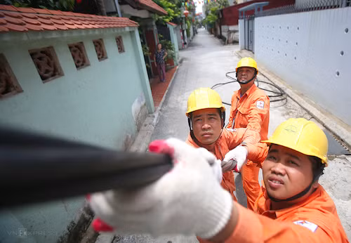 Công nhân điện lực Hà Nội sửa chữa đường dâyđiện sinh hoạt tại quận Long Biên. Ảnh: Ngọc Thành