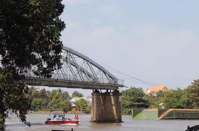 Nhiều ý kiến cho rằng nếu như cầu Ghềnh có trụ chống va thì có thể cầu đã không bị sập - Ảnh: Anh Quân