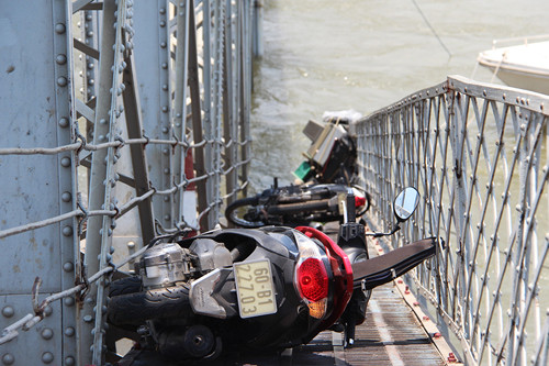 Nhiều người và xe máy bị trôi tuột xuống mé nước. Ảnh:Hoàng Trường