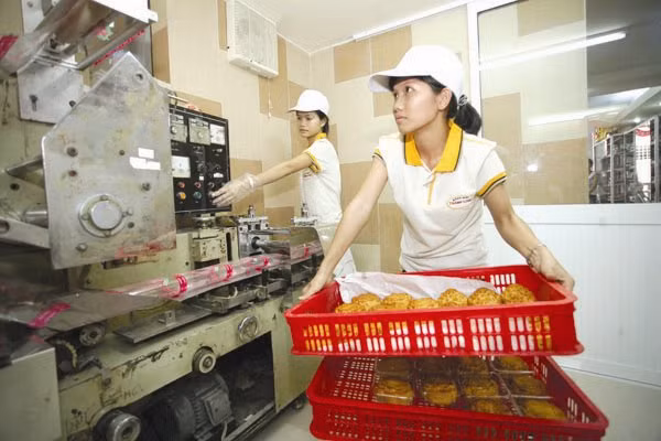 Nguồn ngoại tệ trong nước chủ yếu cho vay ngắn hạn. Vì vậy, doanh nghiệp trong nước muốn vay trung - dài hạn để phục vụ mở rộng sản xuất kinh doanh, thực hiện dự án đầu tư thì buộc phải tìm cách vay ngoại tệ từ nước ngoài. Ảnh: MINH KHUÊ